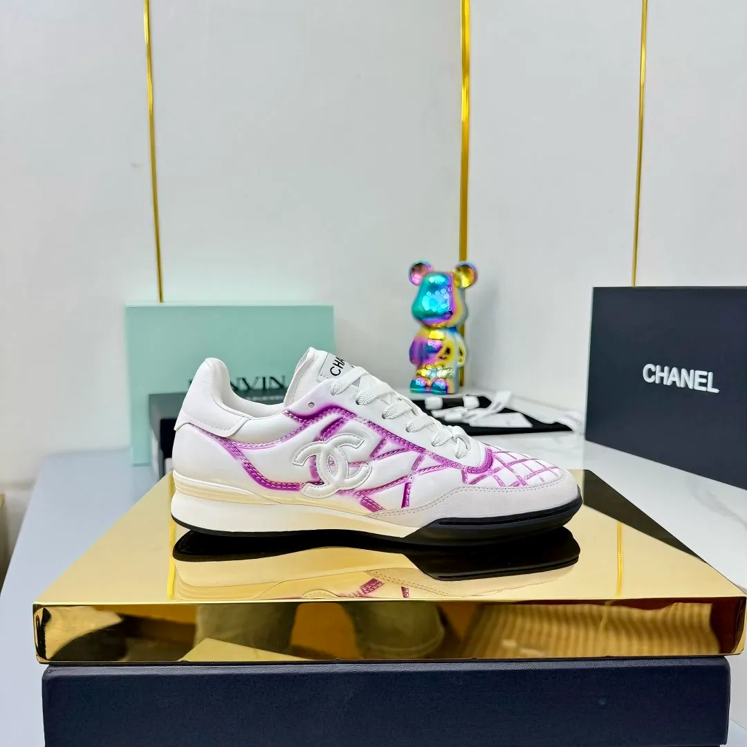 👟👟Ex-factory price 620👟👟 Top version Chanel Chanel - 2025 counter top casual sports shoes This sneaker is a classic design; the upper is electro-embroidered with a variety of techniques; the outsole is fashionable and sporty; it is extraordinary and incorporates a variety of color matching elements... The diversified mix and match is very beautiful and versatile, and can be used for leisure, fashion, sports and outdoor... ꫛꫀꪝ Go➫ Material: ❶Upper is made of: original cowhide ❷Inner lining is made of: original imported sheepskin ❸Outsole is based on: original TPU combination outsole Special counter boutique packaging complete set for women 35–41